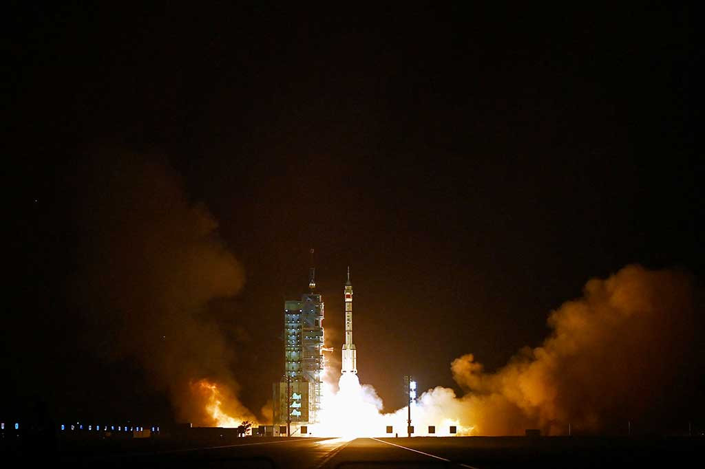 Sebuah pesawat luar angkasa yang membawa tiga astronaut dari misi Shenzhou-18 Tiongkok lepas landas dengan roket menuju stasiun luar angkasa Tiangong, Kamis, 25 April 2024. Misi tersebut berlabuh dengan aman pada Jumat, 26 April.
