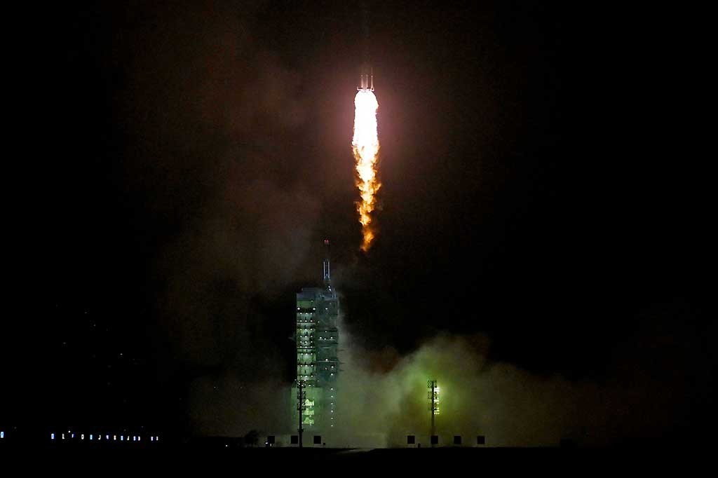 Misi tersebut dipimpin oleh Ye Guangfu, seorang pilot pesawat tempur dan astronot yang sebelumnya menjadi bagian dari kru Shenzhou-13 pada tahun 2021. Ia bergabung dengan astronaut Li Cong dan Li Guangsu, yang berangkat ke luar angkasa untuk pertama kalinya. Mereka berencana untuk tinggal di stasiun luar angkasa Tiangong selama enam bulan.