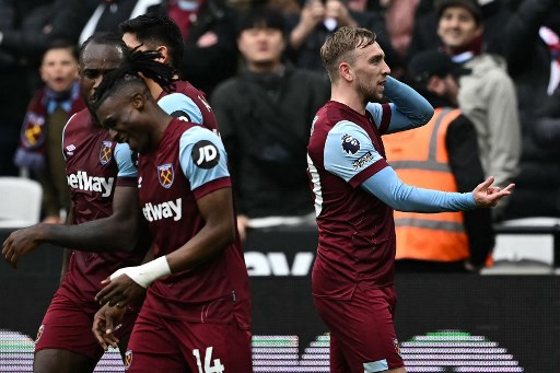 West Ham unggul terlebih dahulu di menit-menit akhir babak pertama. Gol berawal dari sepak pojok yang dioper pendek kepada Mohammed Kudus di sisi kiri, kemudian mengirimkan umpan silang ke kotak penalti untuk dituntaskan Jarrod Bowen dengan sundulan.