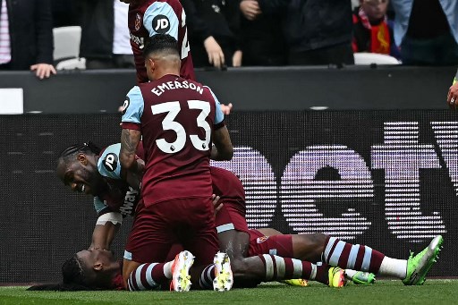 Liverpool kecolongan pada menit ke-77. Michail Antonio mencetak gol penyeimbang setelah mengecoh dua pemain Liverpool sebelum menanduk bola dari umpan silang Bowen. Kedudukan berubah 2-2. 