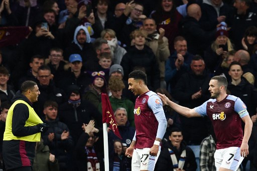 The Villans menggandakan keunggulan tiga menit sebelum babak pertama berakhir via aksi Morgan Rogers. Gol bermula dari umpan Matty Cash ke Rogers di sisi kiri kotak penalti Chelsea. Sepakan mendatar Rogers melewati kaki Trevoh Chalobah dan masuk ke pojok kiri bawah gawang. Aston Villa unggul 2-0 di babak pertama.