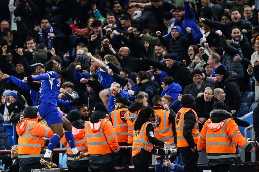 Chelsea nyaris berbalik unggul usai sundulan Alex Disasi masuk ke gawang lawan. Namun, gol dianulir wasit karena terjadi pelanggaran sebelum gol tercipta. Laga berakhir dengan skor 2-2.