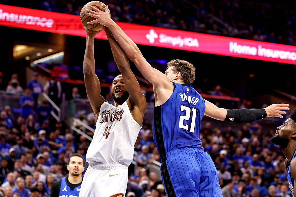 Orlando Magic berhasil menyamakan kedudukan atas Cleveland Cavaliers menjadi 2-2 usai menang dengan skor 112-89 dalam laga keempat babak playoff NBA Wilayah Timur di Kia Center Orlando Florida,
Minggu, 28 April 2024 WIB.