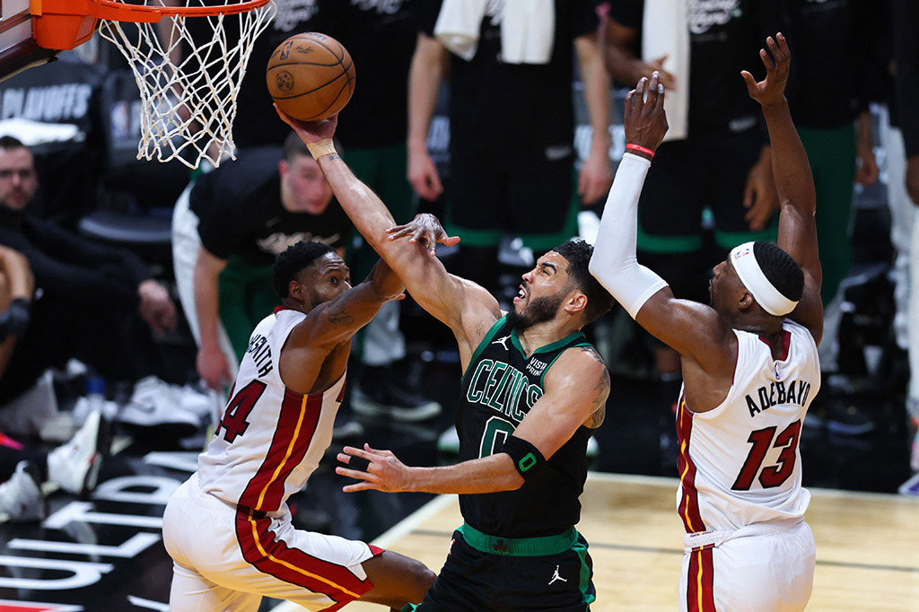Boston Celtics berhasil bangkit dari kekalahan di kandang dengan mengalahkan Miami Heat 104-84 dalam gim ketiga babak playoff Wilayah Timur di Kaseya Center Miami Florida, Minggu, 28 April 2024, yang membuat mereka kembali unggul 2-1 dalam seri tujuh pertandingan.
