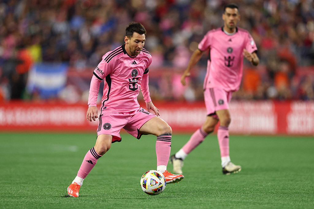 Lionel Messi melanjutkan kemampuannya dalam mencetak gol di MLS, mencetak dua gol saat pemimpin liga Inter Miami bangkit dari ketertinggalan untuk kemenangan 4-1 di New England Revolution pada hari Sabtu, 27 April 2024.