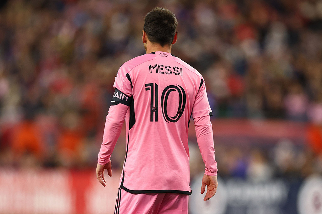 New England, yang terkena virus menjelang pertandingan dan posisi terbawah Wilayah Timur, membuat senang penonton tuan rumah setelah hanya 40 detik melalui pemain Argentina mereka, Tomas Chancalay.