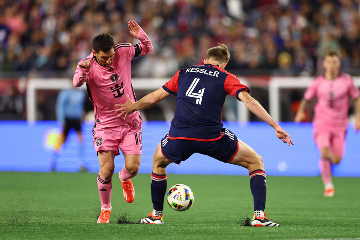 Penonton berjumlah lebih dari 65.612 orang muncul di Stadion Gillette di Foxborough, Massachusetts, stadion yang ditempati Revolusi dengan New England Patriots NFL, untuk menyaksikan pemenang Piala Dunia dari Argentina.