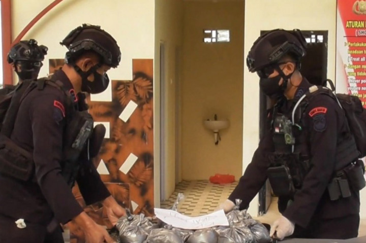 Tim jihandak atau Penjinak Bom Brimob Polda Jawa Tengah melakukan pemusnahan atau disposal terhadap tiga puluh enam kilogram bahan peledak, Minggu, 28 April 2024. Puluhan kilogram bubuk bahan mercon tersebut merupakan hasil sitaan Polres Temanggung, Jawa Tengah dalam Operasi Pekat 2024.