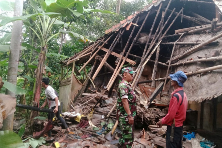 Gempa bumi ini berdampak dan dirasakan di Sukabumi dan Tasikmalaya skala intensitas IV MMI, Bandung dan Garut skala intensitas III-IV MMI, Tangerang, Tangsel, Bogor, DKI Jakarta, Kebumen, Banyumas, Cilacap dan  Purwokerto skala intensitas III MMI, Bantul, Sleman, Kulonprogo, Trenggalek, Malang dengan skala intensitas II MMI.
