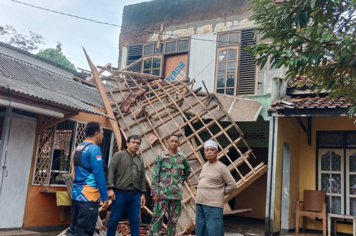 Penjabat (Pj) Bupati Garut, Barnas Adjidin mengatakan, gempa bumi yang telah terjadi di wilayahnya berdasarkan data sementara dari BPBD Kabupaten Garut tercatat ada 67 unit rumah mengalami kerusakan ringan, sedang tersebar di 27 Desa, 4 Kelurahan berada di 20 kecamatan. Namun, gempa bumi tersebut menyebabkan 4 unit infrastruktur mengalami kerusakan di antaranya Rumah Sakit Umum Daerah (RSUD) Pameungpeuk.