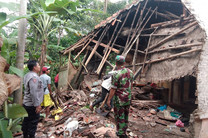 Sebanyak 67 rumah mengalami kerusakan ringan dan sedang tersebar di 20 kecamatan di Kabupaten Garut, Jawa Barat dampak dari gempa bumi berkekuatan magnitudo 6.5 yang terjadi pada Sabtu, 27 April 2024 sekitar pukul 23.29 WIB. Gempa tersebut, terletak di koordinat 8.42 LS dan 107.26 BT, tepatnya berlokasi di laut pada jarak 151 kilometer barat daya Kabupaten Garut dengan kedalaman 10 kilometer.