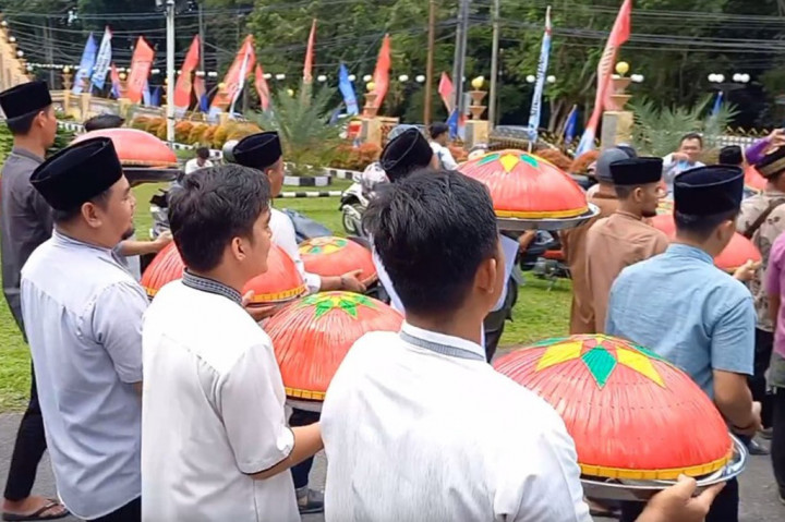 Seperti di Kota Sungailiat Bangka, Tradisi nganggung tersebut tampak begitu meriah, ribuan masyarakat berbaur di Gedung Sepitung Sedulang untuk makan bersama.