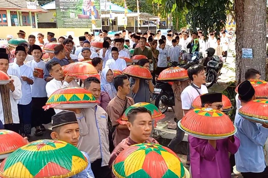 Muhammad Haris, Pejabat Bupati Bangka mengatakan Nganggung adalah tradisi  secara turun-temurun masyarakat pulau Bangka, dengan membawa makan dalam dulang. Kemudian ditutup tudung saji atau talam dibawa dengan cara dianggung atau dipapah.