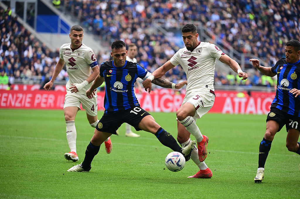 Tapi, tetap bukan hal mudah bagi Inter untuk membobol gawang Torino. Mereka baru bisa mencetak seluruh gol kemenangan pada babak kedua dalam kondisi Torino kekurangan jumlah pemain karena Adrien Tameze kena kartu merah.
