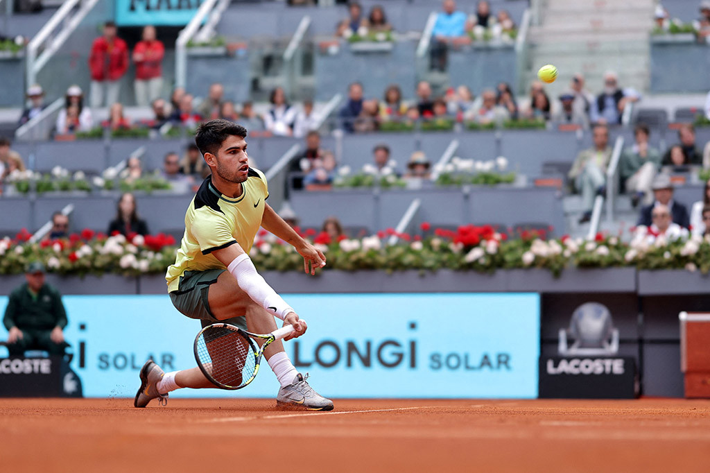 Juara bertahan Alcaraz lolos dengan skor 6-3, 6-3 dan akan menghadapi runner-up tahun lalu Jan-Lennard Struff di babak berikutnya setelah penampilan mengesankan lainnya di hadapan para penggemar di kandang sendiri.