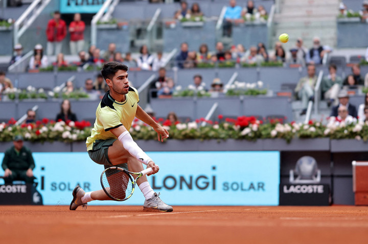 Juara bertahan Alcaraz lolos dengan skor 6-3, 6-3 dan akan menghadapi runner-up tahun lalu Jan-Lennard Struff di babak berikutnya setelah penampilan mengesankan lainnya di hadapan para penggemar di kandang sendiri.