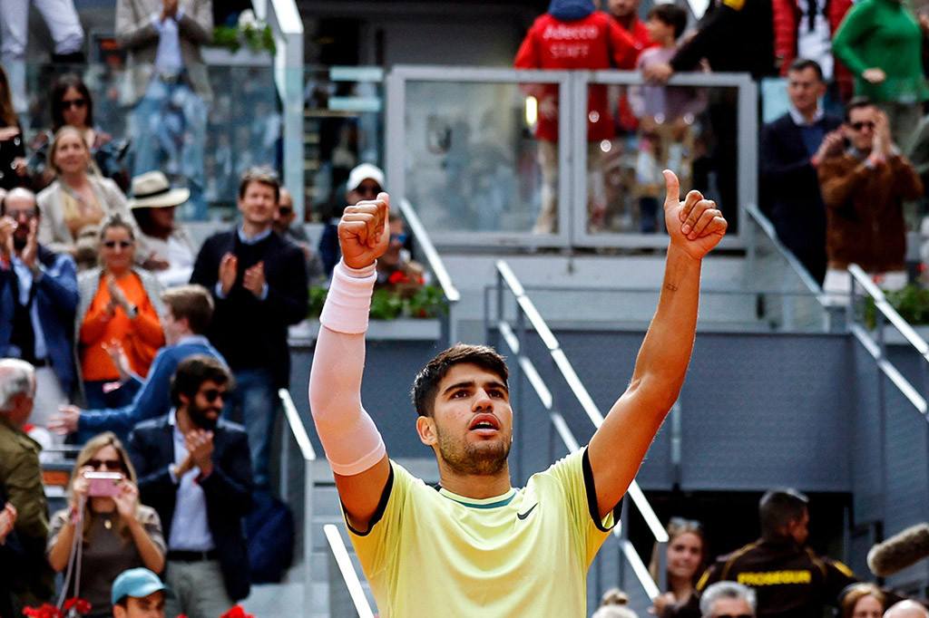 Setelah melakukan dua break pada set pertama yang solid, Alcaraz meningkatkan kecepatannya pada set kedua, melakukan break pada gim kedua dan keempat saat ia memimpin 5-0.