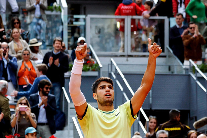 Setelah melakukan dua break pada set pertama yang solid, Alcaraz meningkatkan kecepatannya pada set kedua, melakukan break pada gim kedua dan keempat saat ia memimpin 5-0.