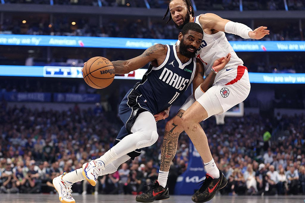 Namun duo bintang Dallas Kyrie Irving dan Luka Doncic memotori timnya untuk mengejar ketertinggalan sejak kuarter kedua dan berhasil membalikkan kedudukan di kuarter empat.