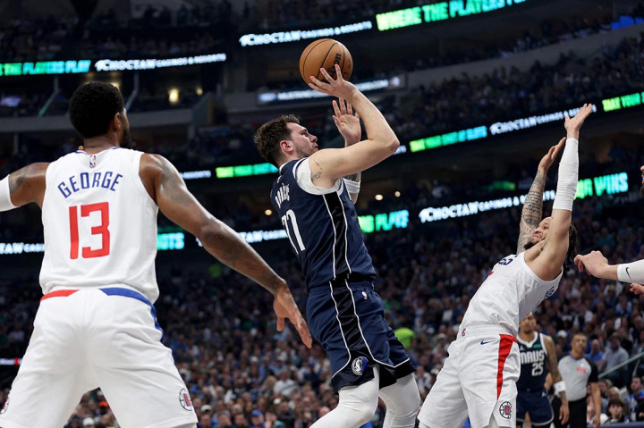 Doncic mencetak 29 poin, 10 rebound, dan 10 assist dalam triple-double keempat dalam kariernya di babak playoff. Yang uniknya, semuanya dia lakukan saat melawan Clippers. Doncic tidak bermain secara optimal karena dia terlihat jelas berjuang menahan nyeri lutut kanan.