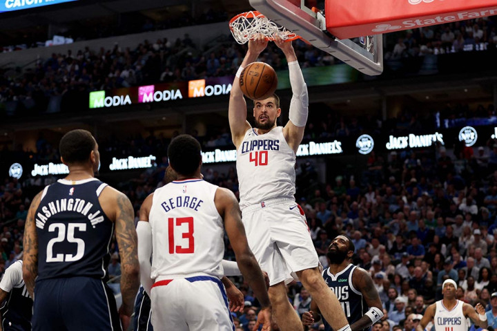 Los Angeles Clippers berhasil bertahan dari reli besar Dallas Mavericks sebelum keluar sebagai pemenang dengan skor 116-111 dalam laga keempat babak playoff Wilayah Barat di American Airlines Center Dallas Texas, Senin, 29 April 2024 WIB, untuk menyamakan kedudukan 2-2.