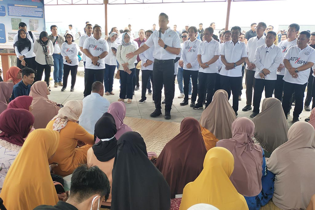 Menteri Agraria dan Tata Ruang/Kepala Badan Pertanahan Nasional (ATR/BPN), Agus Harimurti Yudhoyono (AHY) melakukan penyerahan sertifikat hunian tetap (Huntap) kepada korban bencana gempa dan likuifaksi 28 September 2018 di Kota Palu, Sulawesi Tengah, Minggu, 28 April 2024.