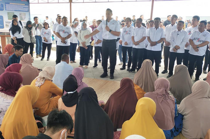 Menteri Agraria dan Tata Ruang/Kepala Badan Pertanahan Nasional (ATR/BPN), Agus Harimurti Yudhoyono (AHY) melakukan penyerahan sertifikat hunian tetap (Huntap) kepada korban bencana gempa dan likuifaksi 28 September 2018 di Kota Palu, Sulawesi Tengah, Minggu, 28 April 2024.