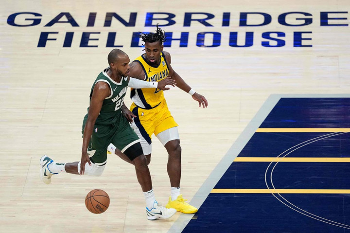 Indiana Pacers juga telah menang tiga kali berturut-turut melawan Bucks, sejak kalah di pertandingan pembuka. Pacers juga berpotensi mengukir catatan baru yaitu mencapai semifinal Wilayah Timur untuk pertama kalinya sejak 2014 jika mereka menang di gim kelima atas Bucks. Indiana memiliki rekor 7-2 musim ini melawan Bucks.