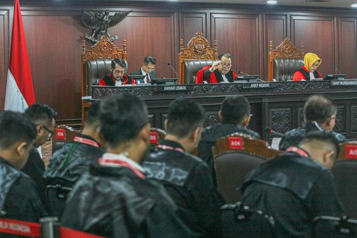 Panel satu terdiri atas Suhartoyo selaku ketua panel satu, Daniel Yusmic Foekh, dan Guntur Hamzah. Panel dua terdiri atas Saldi Isra selaku ketua panel dua, Ridwan Mansyur, dan Arsul Sani. Panel tiga terdiri dari Arief
Hidayat selaku ketua panel tiga, Anwar Usman, dan Enny Nurbaningsih.