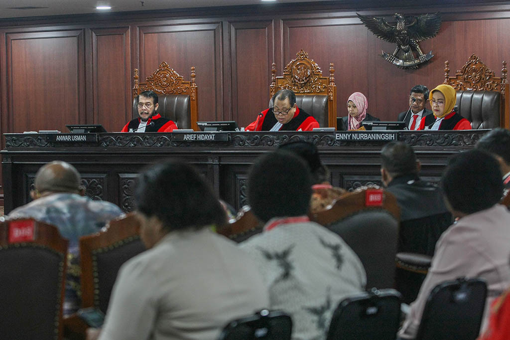 Untuk pembagian perkara, panel satu memeriksa 103 perkara, sedangkan panel dua dan tiga masing-masing memeriksa 97 perkara.
