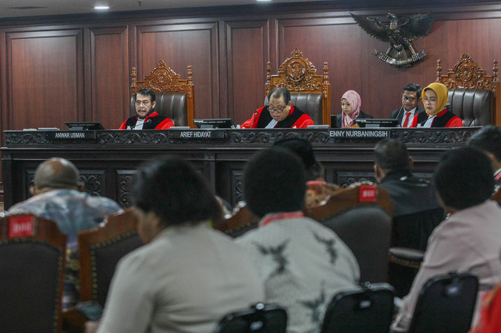 Untuk pembagian perkara, panel satu memeriksa 103 perkara, sedangkan panel dua dan tiga masing-masing memeriksa 97 perkara.