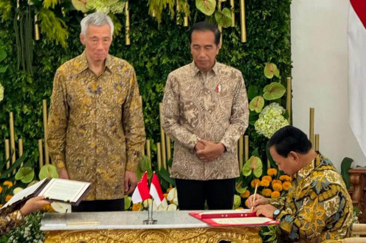 PM Lee bersama delegasi tiba di Istana Bogor sekitar pukul 10.00 WIB dan langsung disambut oleh Presiden Jokowi. Kedua pemimpin kemudian memperkenalkan delegasi dari masing-masing negara.