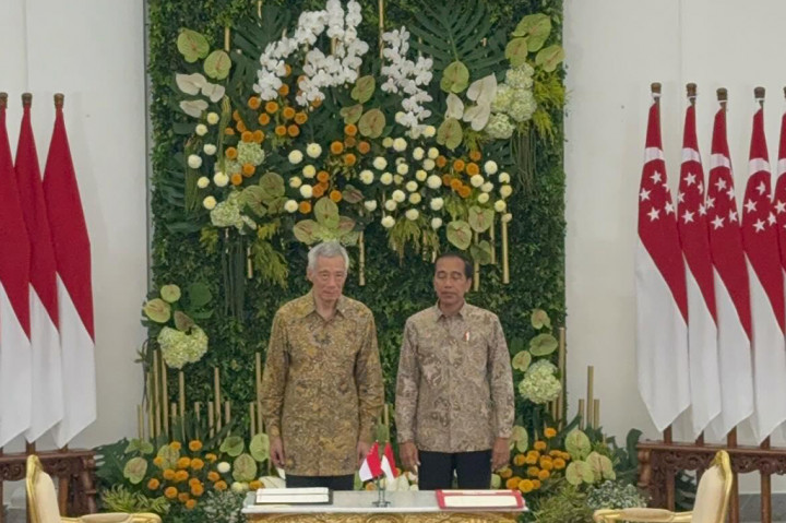 Setelah saling memperkenalkan delegasi masing-masing, Presiden Jokowi kemudian mengajak PM Lee untuk berfoto bersama dan menandatangani buku tamu kenegaraan di Ruang Teratai, Istana Bogor. Presiden Jokowi dan PM Lee kemudian menuju veranda untuk berbincang sejenak sebelum melakukan pertemuan bilateral.