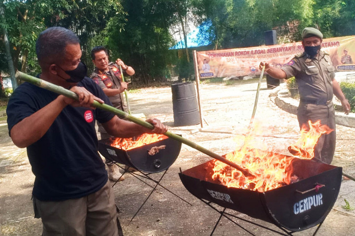 Bea Cukai Bandung bersama Satpol PP dan Pemadam Kebakaran Kota Cimahi melaksanakan pemusnahan jutaan batang rokok ilegal yang disita dari sejumlah pedagang selama triwulan ketiga tahun 2023.