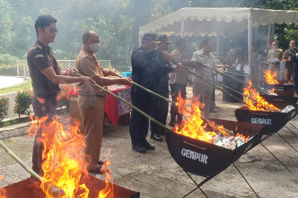 Pemusnahan rokok tanpa pita cukai tersebut sebagai bagian dari upaya pemerintah dalam memerangi perdagangan rokok ilegal yang merugikan negara dari segi pajak dan kesehatan masyarakat.