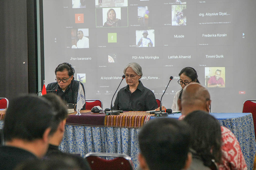 Anggota Koalisi Kemanusiaan Papua, Usman Hamid (kiri) bersama Peneliti BRIN, Adriana Elisabeth (tengah) menjadi pembicara dalam diskusi polemik penyebutan kembali kelompok pro-kemerdekaan di Tanah Papua menjadi Organisasi Papua Merdeka (OPM) di Jakarta, Senin, 29 April 2024.