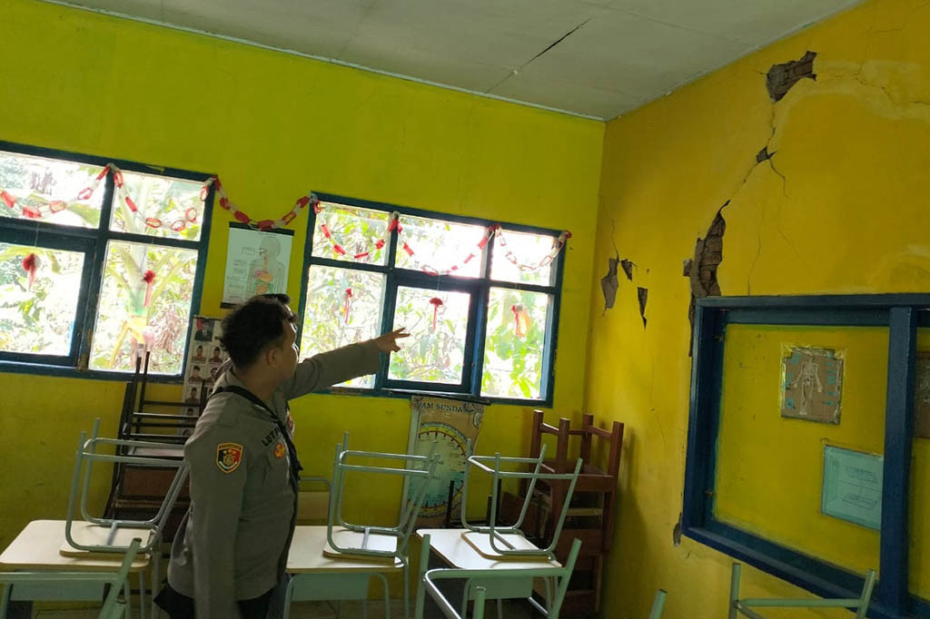 Kepala Dinas Komunikasi dan Informatika Kabupaten Garut, Margiyanto mengatakan, gempa berkekutan magnitudo 6,2 yang terjadi kembali bertambah dan berdampak pada 245 rumah di antaranya 8 unit rusak berat, 36 unit sedang dan 158 unit rusak ringan serta 2 unit fasilitas infrastruktur rusak sedang dan 21 unit rusak ringan. Kejadian tersebut, menyebabkan 6 orang warga mengalami luka ringan.