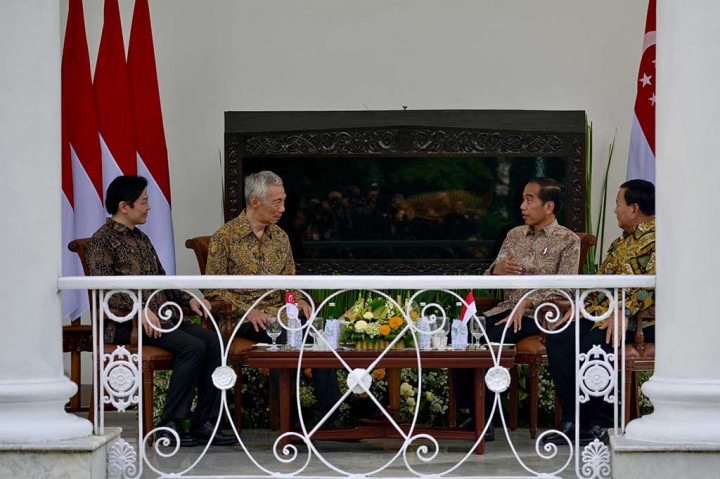 Presiden Joko Widodo (Jokowi) memperkenalkan Menteri Pertahanan Prabowo Subianto sebagai presiden terpilih Indonesia, dalam pertemuan dengan Perdana Menteri Singapura Lee Hsien Loong serta penerusnya, Wakil PM Lawrence Wong.