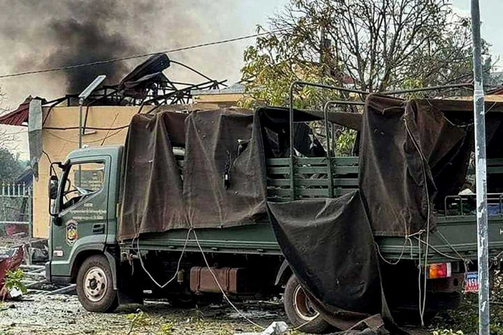 Ledakan amunisi terjadi di sebuah pangkalan militer di bagian barat Kamboja, Sabtu, 27 April 2024. Sedikitnya 20 tentara tewas akibat kejadian tersebut.