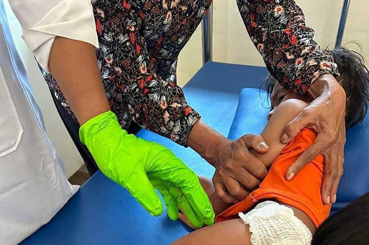 “Saya sangat terkejut menerima berita mengenai insiden ledakan amunisi,” kata Hun Manet, sambil menyampaikan belasungkawa sedalam-dalamnya kepada keluarga korban tewas. Belum jelas apa penyebab ledakan tersebut.