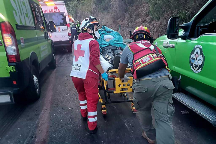 Pada 24 Februari, 10 orang tewas dalam kecelakaan lalu lintas di negara bagian San Luis Potosi, termasuk empat anak di bawah umur. Pada hari Sabtu, sebuah truk menabrak para migran yang sedang berjalan kaki, menewaskan tiga dari mereka, di negara bagian selatan Oaxaca.
