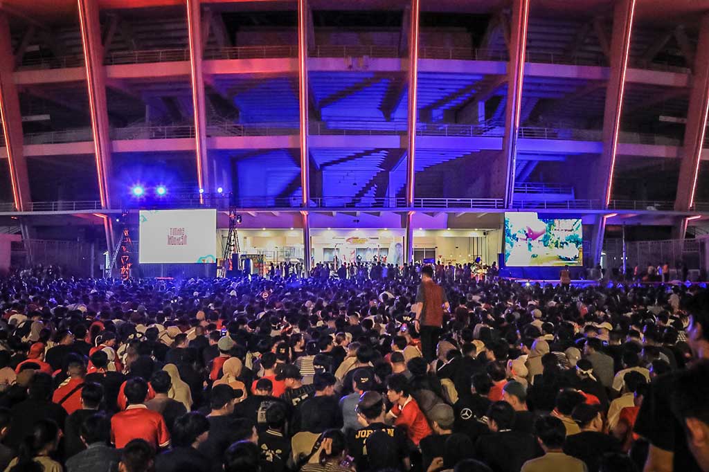 Pantauan Medcom.id, masyarakat mulai memadati kawasan Stadion GBK, tepatnya di area ring road GBK sejak pukul 19.30 WIB. Mereka datang dengan mengenakan sejumlah atribut seperti slayer, jersey timnas, hingga ikat kepala bertuliskan 'Indonesia'.