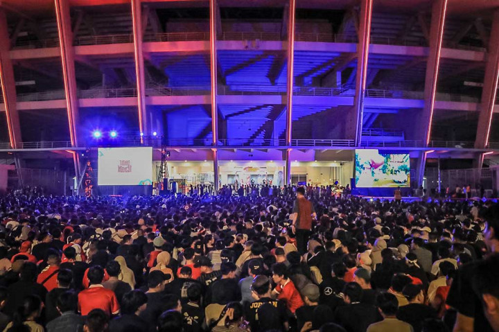 Pantauan Medcom.id, masyarakat mulai memadati kawasan Stadion GBK, tepatnya di area ring road GBK sejak pukul 19.30 WIB. Mereka datang dengan mengenakan sejumlah atribut seperti slayer, jersey timnas, hingga ikat kepala bertuliskan 'Indonesia'.
