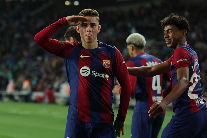 Barcelona memecah kebuntuan pada menit ke-22. Dimulai dari pergerakan Cancelo di sisi kiri, bola diberikan ke Raphinha yang kemudian mengirim umpan silang. Fermin Lopez bisa lolos dari pengawalan pemain lawan sebelum menanduk di depan gawang menjadi gol. Barca 1-0 Valencia.