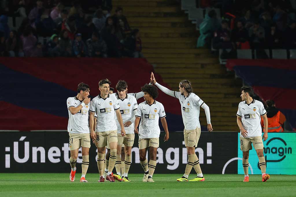 Keunggulan Barcelona hanya bertahan lima menit setelah Valencia menyamakan kedudukan. Kiper Marc-Andre Ter Stegen membuat kesalahan fatal saat menerima back-pass. Kiper Jerman itu coba mengecoh Hugo Duro, tetapi gagal dan bola berhasil dicuri sebelum Hugo Duro menceploskannya ke gawang kosong. Kedudukan menjadi 1-1.