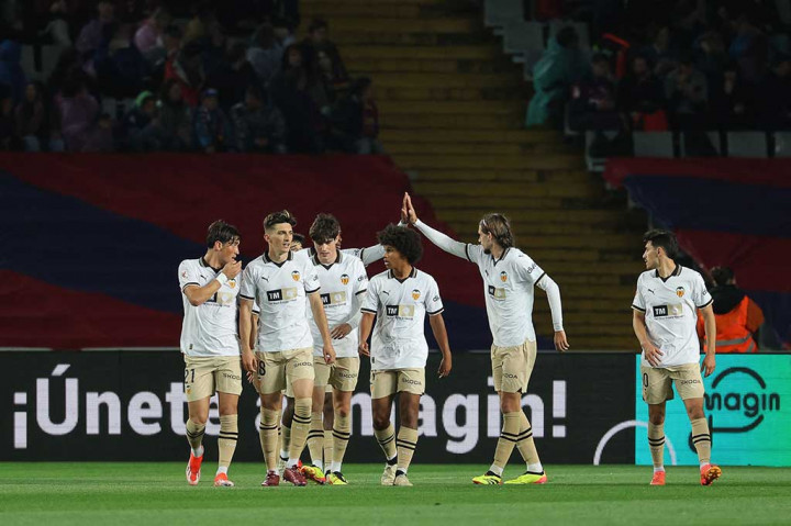 Keunggulan Barcelona hanya bertahan lima menit setelah Valencia menyamakan kedudukan. Kiper Marc-Andre Ter Stegen membuat kesalahan fatal saat menerima back-pass. Kiper Jerman itu coba mengecoh Hugo Duro, tetapi gagal dan bola berhasil dicuri sebelum Hugo Duro menceploskannya ke gawang kosong. Kedudukan menjadi 1-1.