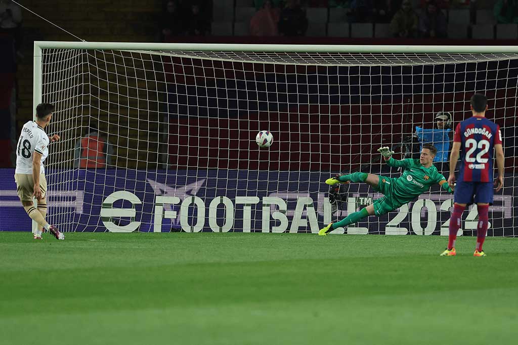 Pada menit ke-38, Valencia berbalik unggul melalui tendangan penalti. Wasit menunjuk titik putih setelah Ronaldo Araujo menjatuhkan Peter Gonzales di area terlarang. Pepelu maju sebagai eksekutor dan menaklukkan Ter Stegen untuk mengubah skor menjadi 2-1 untuk keunggulan Valencia.