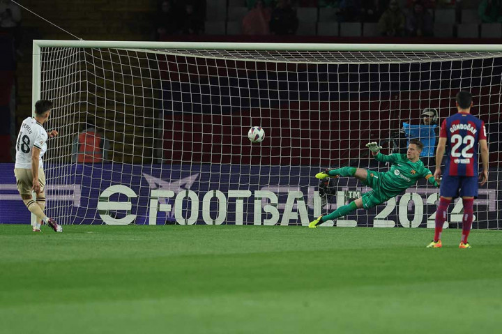 Pada menit ke-38, Valencia berbalik unggul melalui tendangan penalti. Wasit menunjuk titik putih setelah Ronaldo Araujo menjatuhkan Peter Gonzales di area terlarang. Pepelu maju sebagai eksekutor dan menaklukkan Ter Stegen untuk mengubah skor menjadi 2-1 untuk keunggulan Valencia.