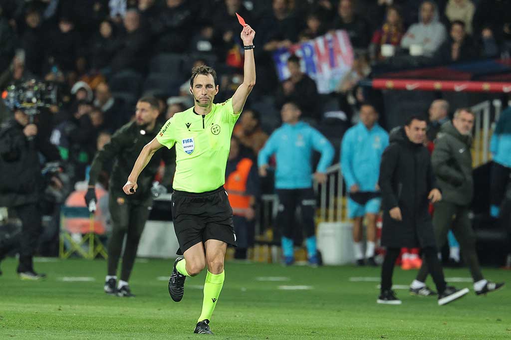 Valencia harus bermain dengan 10 orang pada menit ke-45+3. Kiper mereka, Giorgi Mamardashvili dihukum kartu merah langsung akibat melakukan handball di luar kotak penalti saat menghentikan pergerakan Lamine Yamal. Valencia terpaksa menarik keluar Hugo Almeida dan memasukkan kiper cadangan Jaume Domenech.