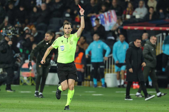 Valencia harus bermain dengan 10 orang pada menit ke-45+3. Kiper mereka, Giorgi Mamardashvili dihukum kartu merah langsung akibat melakukan handball di luar kotak penalti saat menghentikan pergerakan Lamine Yamal. Valencia terpaksa menarik keluar Hugo Almeida dan memasukkan kiper cadangan Jaume Domenech.